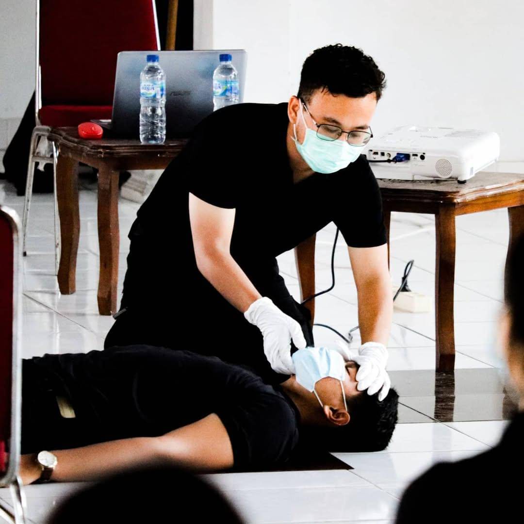 Reza Riyady Pragita sedang memberikan edukasi terkait Elementary First Aid