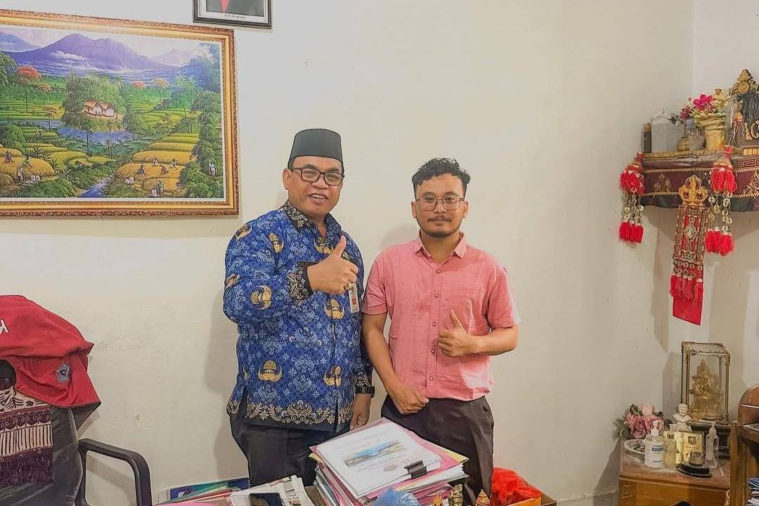 Reza Riyadi Pragita saat bertemu bapak Ketut Sujana, Kadis Pendidikan, Pemuda dan Olahraa Kabupaten Klungkung, Provinsi Bali