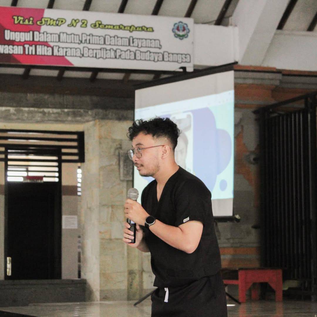 Reza Riyady Pragita memberikan edukasi di SMPN 2 Semarapura