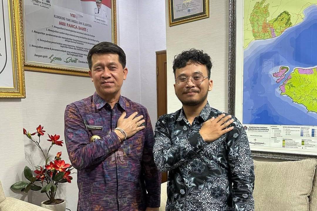 Reza Riyadi Pragita (kanan) besama dengan bupati Klungkun 2023, I Nyoman Suwirta (kiri)