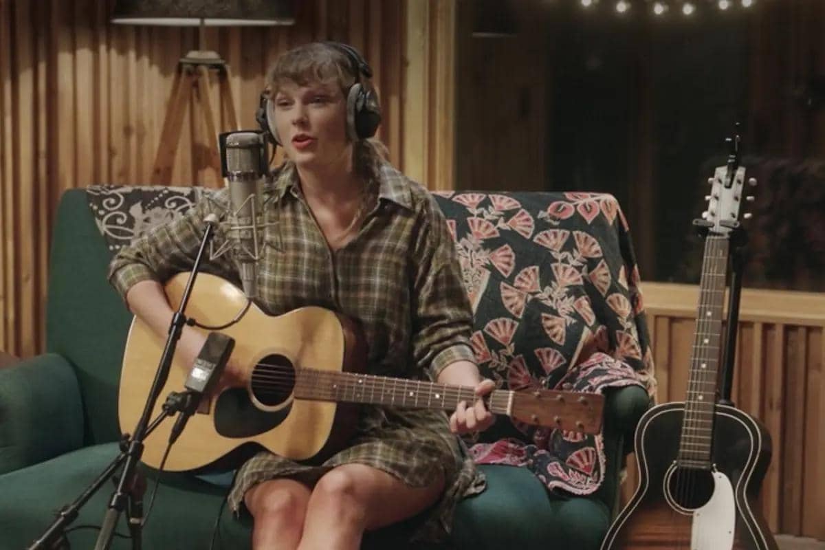 Taylor Swift tampil dalam Folklore: The Long Pond Studio Sessions.
