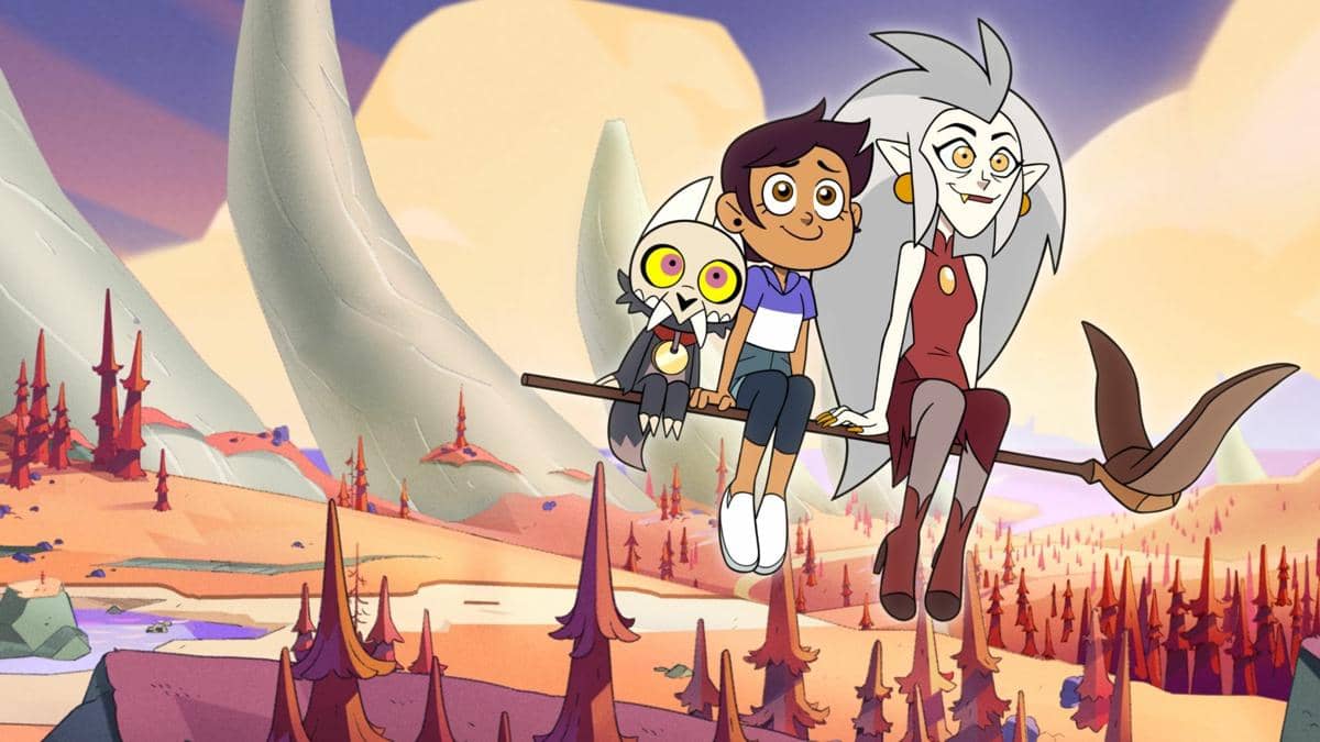 Cuplikan serial animasi The Owl House dengan adegan para karakter dalam latar dunia fantasi yang penuh warna.