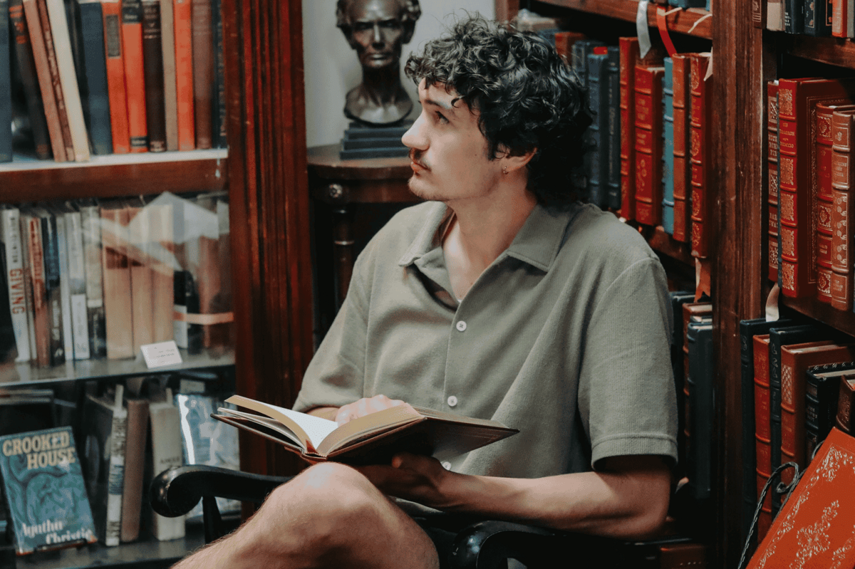 ilustrasi pria belajar di perpustakaan