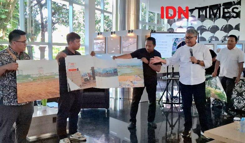 Chief Legal & Sustainability Officer Kalla, Subhan Djaya Mappaturung saat tunjukkan lahan di Tj Bunga Makassar yang juga di klaim PT GMTD, Kamis (30/10/2025) Foto / Darsil Yahya