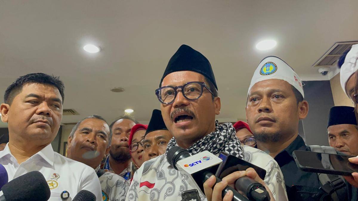 Wakil Menteri Sekretaris Negara, Juri Ardiantoro, menerima perwakilan guru madrasah yang berunjuk rasa hari ini (30/10/2025), di kawasan Patung Kuda, Jalan Medan Merdeka Barat, Jakarta Pusat (dok. Istimewa)