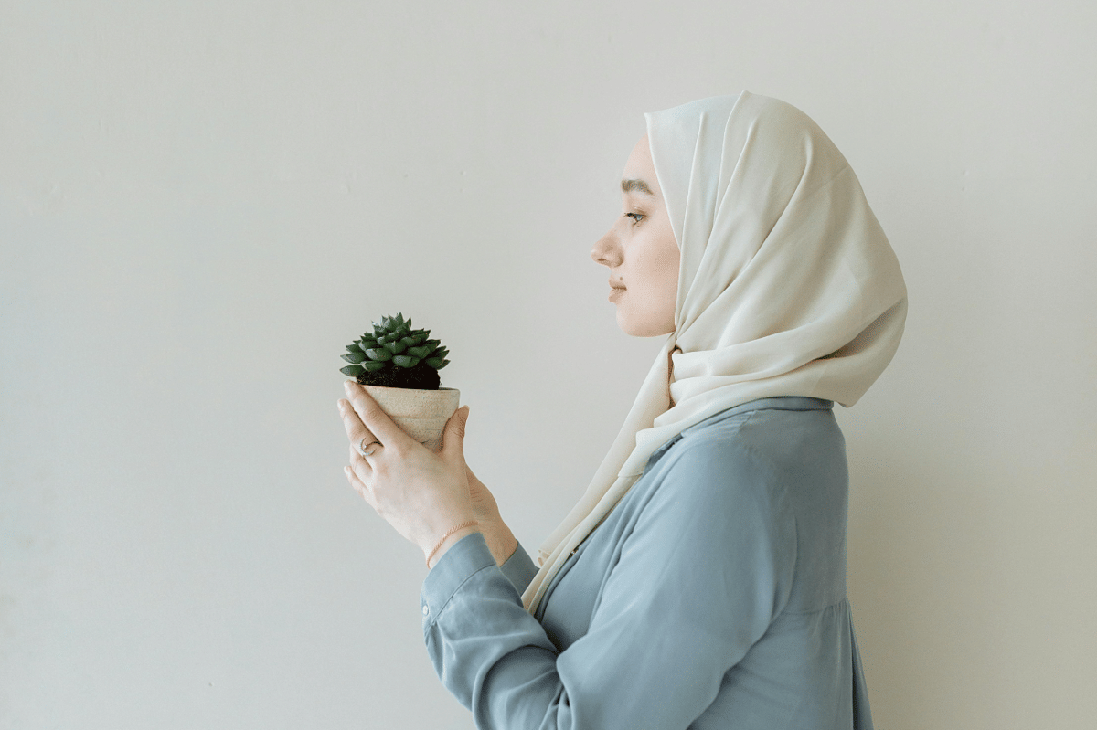  potret perempuan mengenakan baju lebaran ash blue 