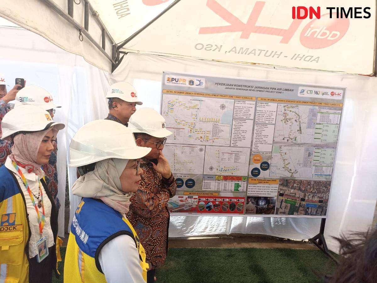 Gubernur DKI Jakarta, Pramono Anung meninjau proyek pembangunan Jakarta Sewerage Development Project (JSDP) Zona 1 Pluit, Pluit, Penjaringan, Jakarta Utara, pada Kamis (30/10). (IDN Times/Dini Suciatiningrum)