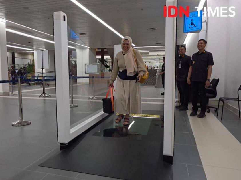 Penumpang mencoba fasilitas corridor gate di Bandara Soekarno-Hatta 