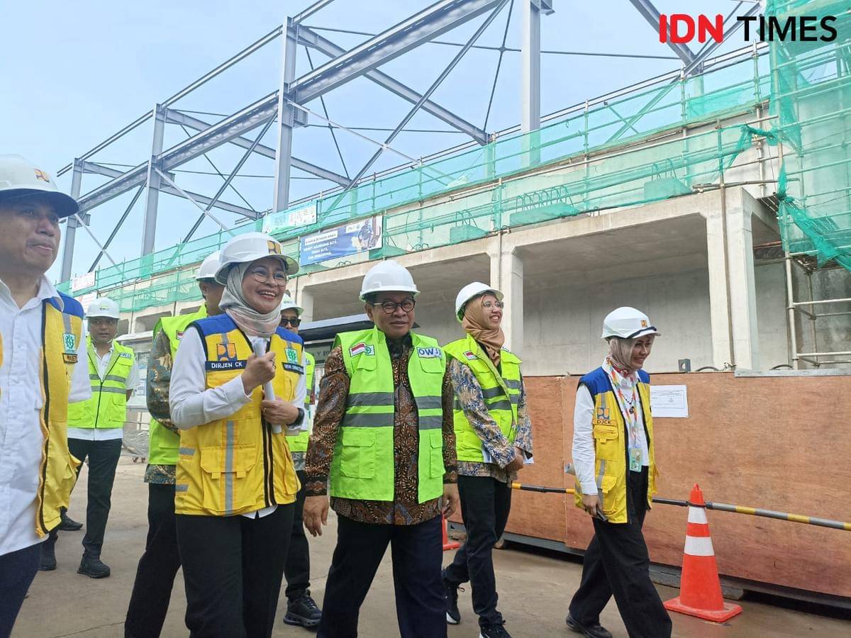 Gubernur DKI Jakarta, Pramono Anung meninjau proyek pembangunan Jakarta Sewerage Development Project (JSDP) Zona 1 Pluit, Pluit, Penjaringan, Jakarta Utara, pada Kamis (30/10). (IDN Times/Dini Suciatiningrum)