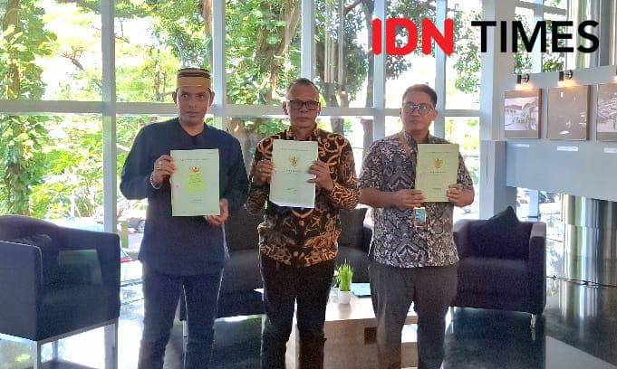 Ahli Waris Andi Idris Mangenrurung A. Idjo (kiri), Kuasa Hukum PT. Hadji Kalla, Azis Tika (tengah) dan Corporate Legal Departement Head Kalla, Ruly Ermawan (kanan) tunjukkan sertifikat dari BPN, Kamis (30/10/2025) Foto / Darsil Yahya