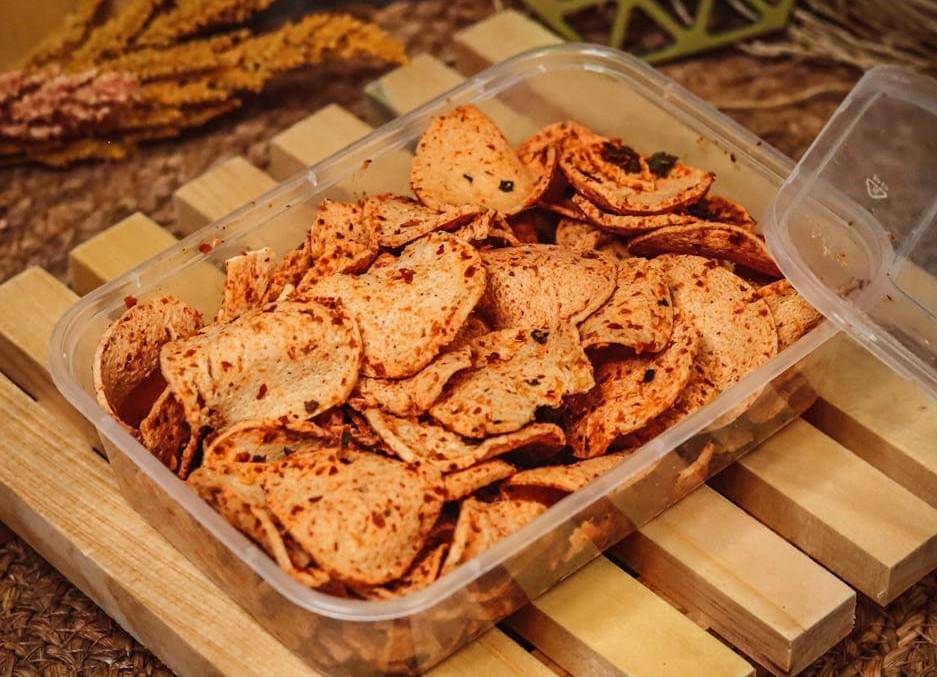 Basreng dalam kontainer makanan.