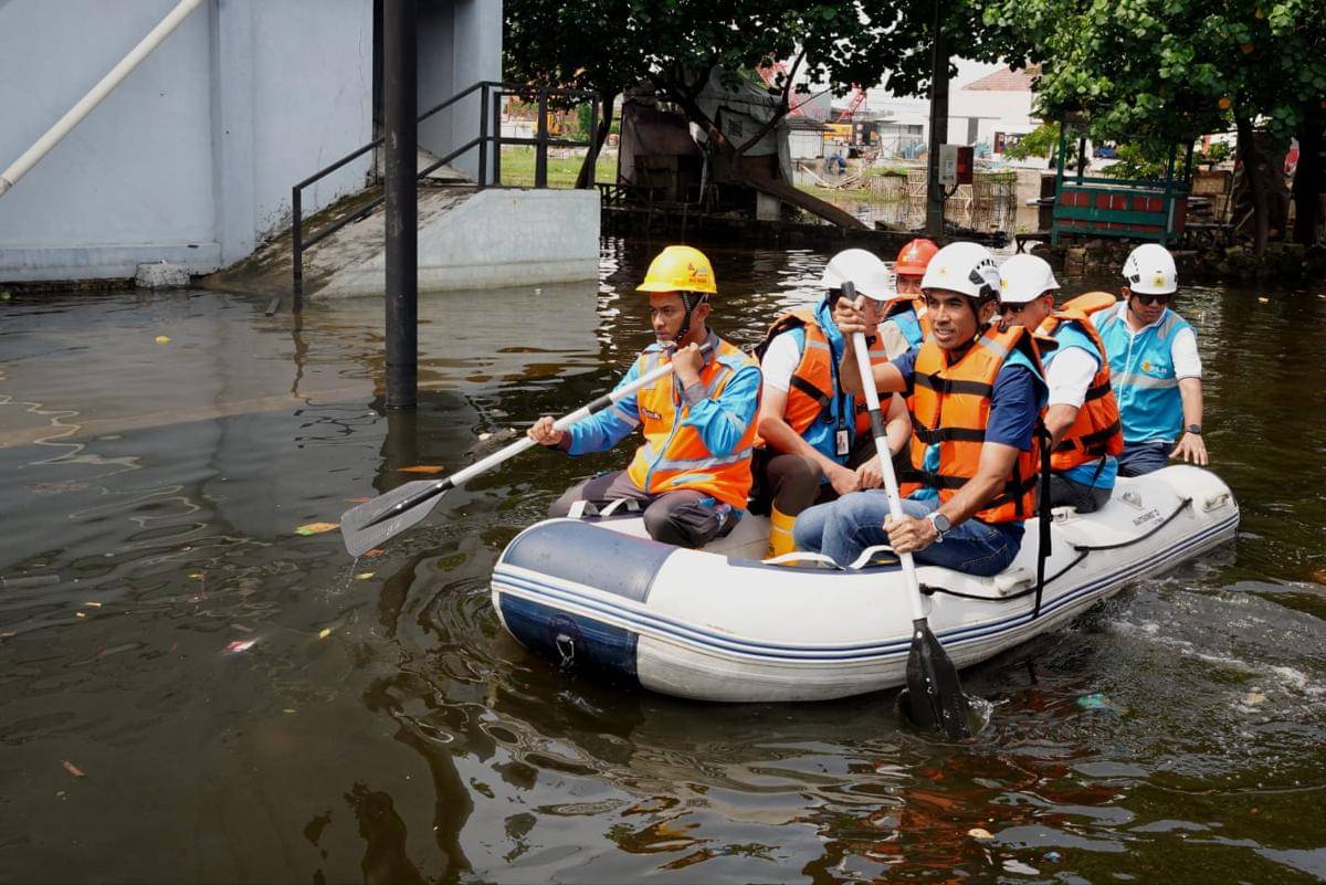 Pln, petugas pln, banjir, pengamanan kelistrikan