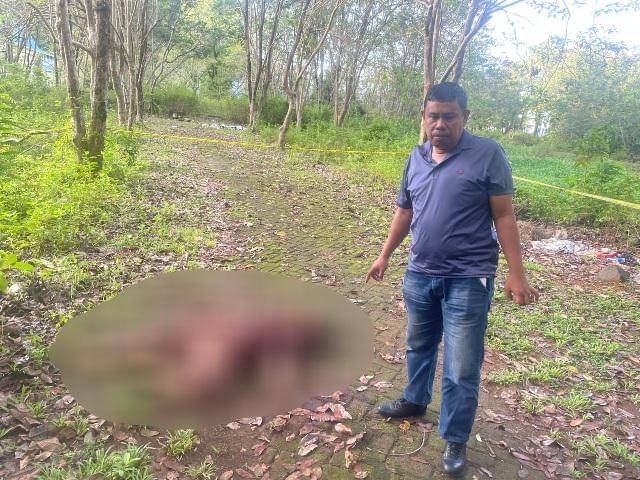 Polisi memasang garis polisi di lokasi korban ditemukan tewas bersimbah darah di kawasan penangkaran kupu-kupu Taman Wisata Alam (TWA) Bantimurung, Kabupaten Maros, Sulawesi Selatan, Kamis (30/10/2025)/Istimewa