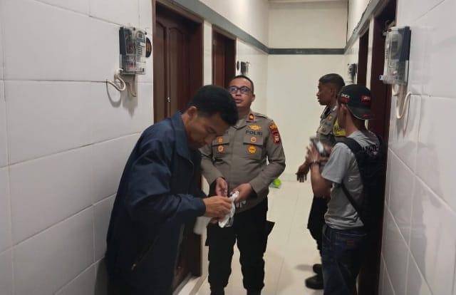Polisi dari Polsek Tamalanrea saat berada di depan kamar kos korban/Istimewa