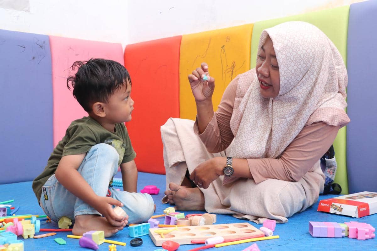 Seorang anak laki-laki diajari mengenal bentuk ikan yang menjadi sumber protein bagi kebutuhan PMT program stunting Desa Kluwut Brebes. (IDN Times/Dok Tanoto Foundation) 