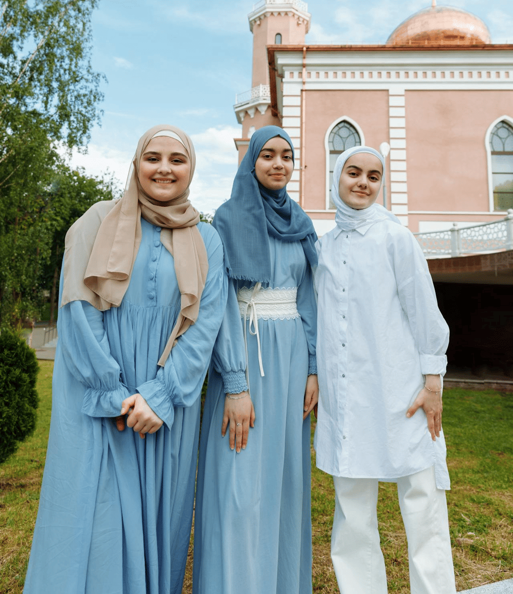 baju Lebaran berwarna ash blue, hijab teal blue, dan baju lebaran putih