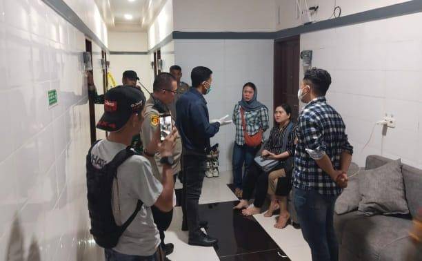 Polisi dari Polsek Tamalanrea saat berada di depan kamar kos korban/Istimewa
