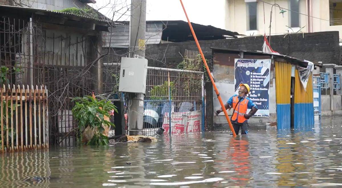 Pln, petugas pln, banjir, pengamanan kelistrikan