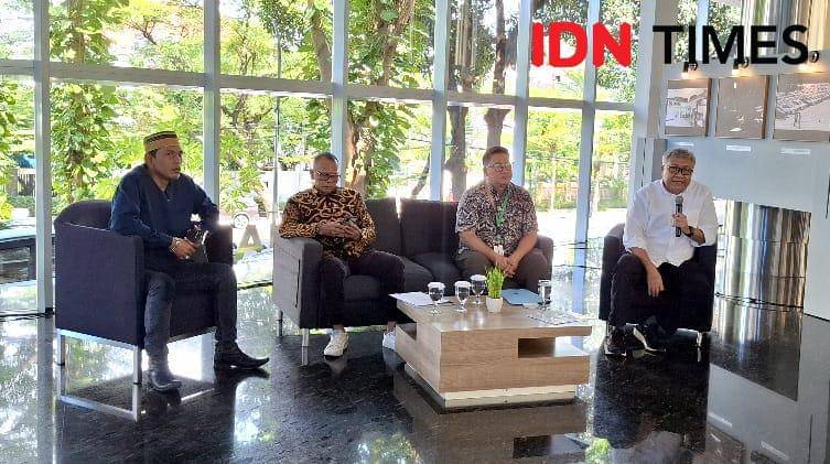 Ahli Waris Andi Idris Mangenrurung A. Idjo (kemeja hijau), Kuasa Hukum PT. Hadji Kalla, Azis Tika (batik panjang) dan Corporate Legal Departement Head Kalla, Ruly Ermawan (batik pendek) Chief Legal & Sustainability Officer Kalla, Subhan Djaya Mappaturung (kemeja putih), Kamis (30/10/2025) Foto / Darsil Yahya