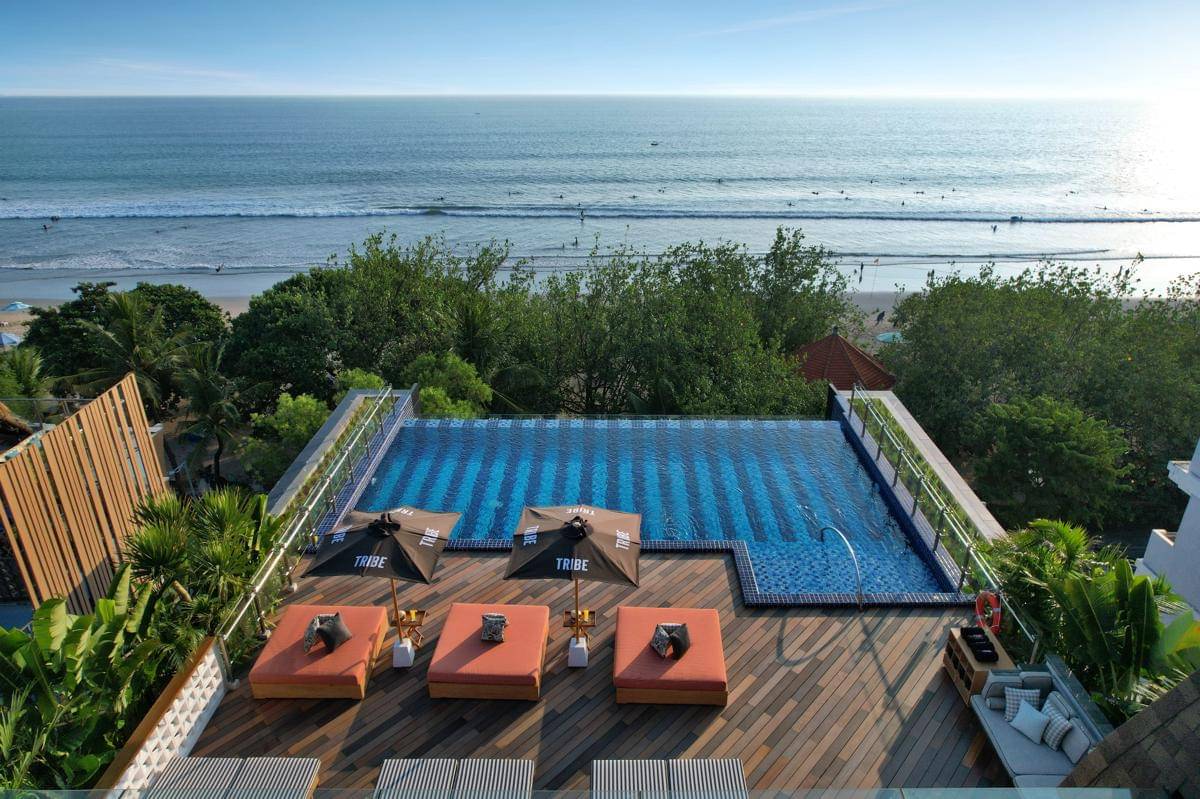 Potret infinity pool TRIBE Bali Kuta Beach