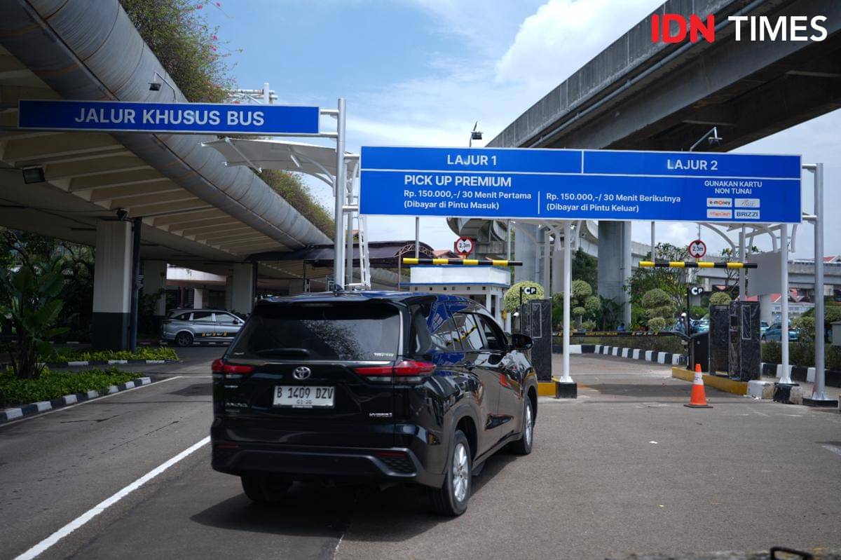 Kendaraan memasuki area Pick Up Premium di Terminal 2 Bandara Soekarno-Hatta 