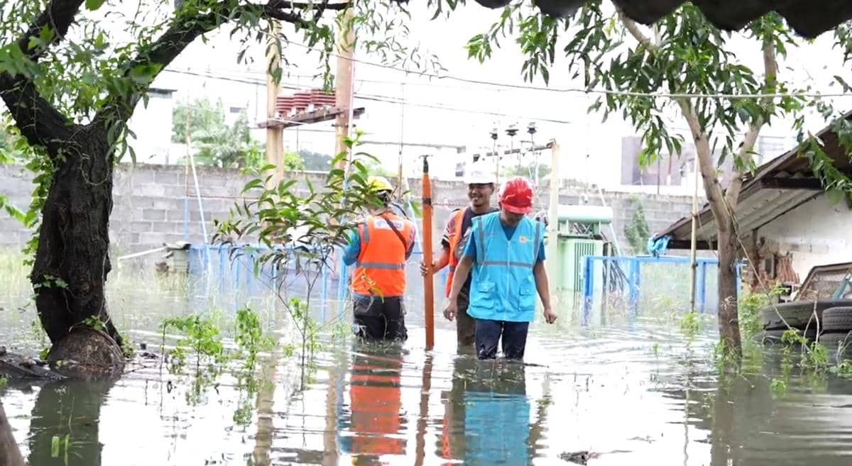 Pln, petugas pln, banjir, pengamanan kelistrikan