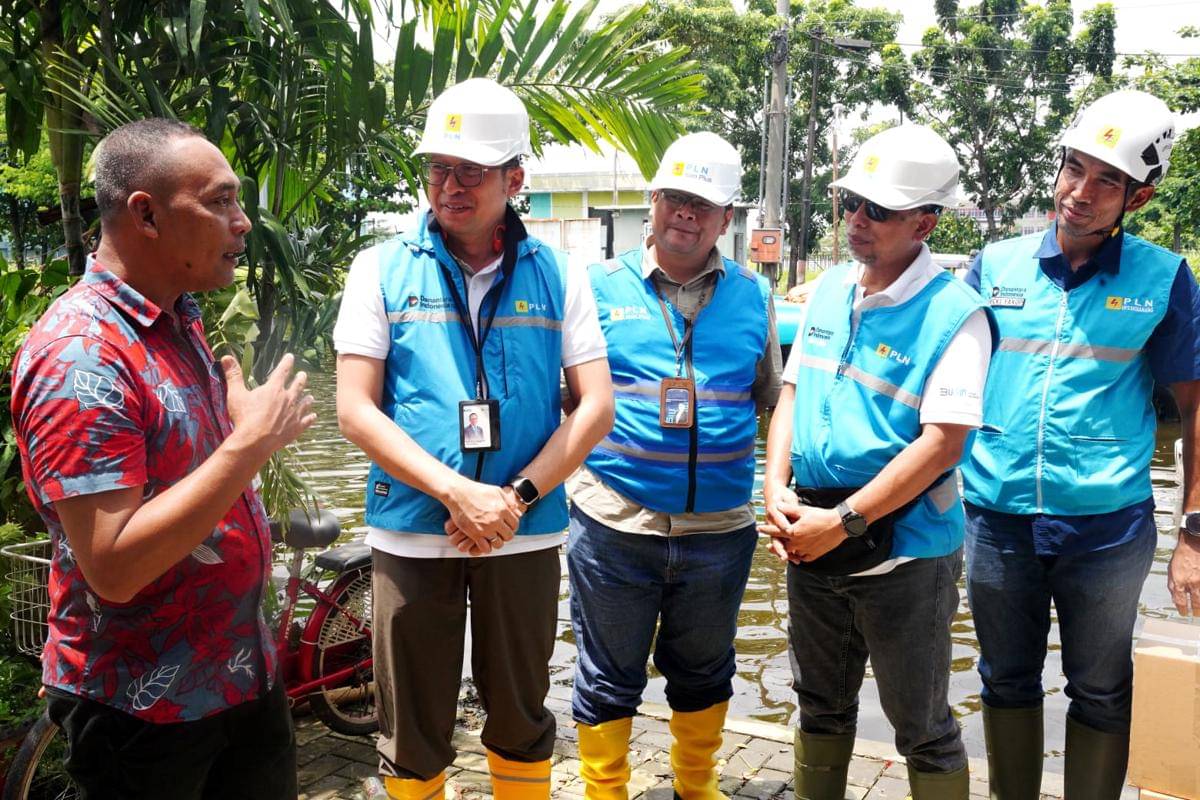 Pln, petugas pln, banjir, pengamanan kelistrikan