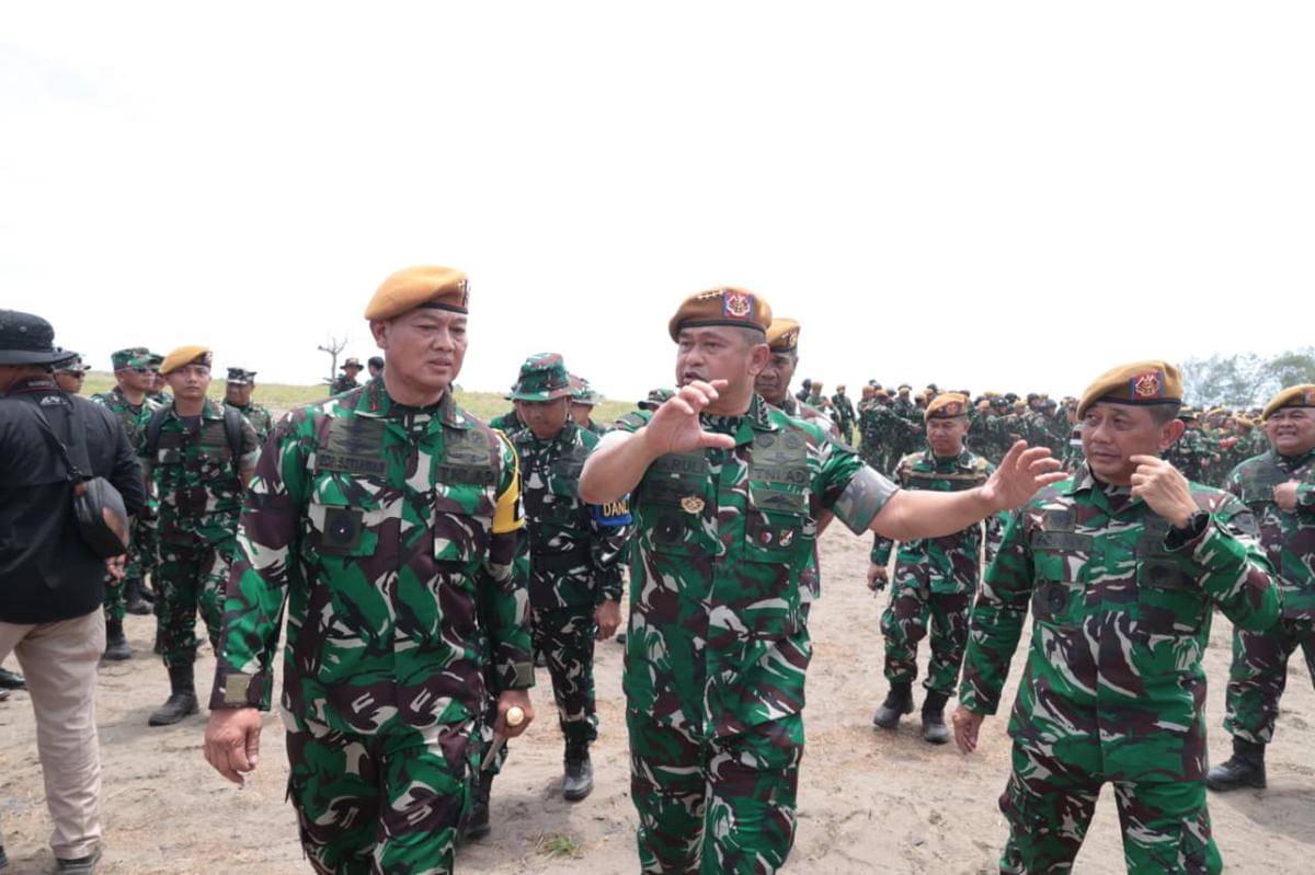 Kepala Staf Angkatan Darat (KSAD) Jenderal TNI Maruli Simanjuntak meninjau langsung latihan menembak senjata berat artileri pertahanan udara (latbakjatrat Arhanud) terintegrasi (dok. Disepnad)