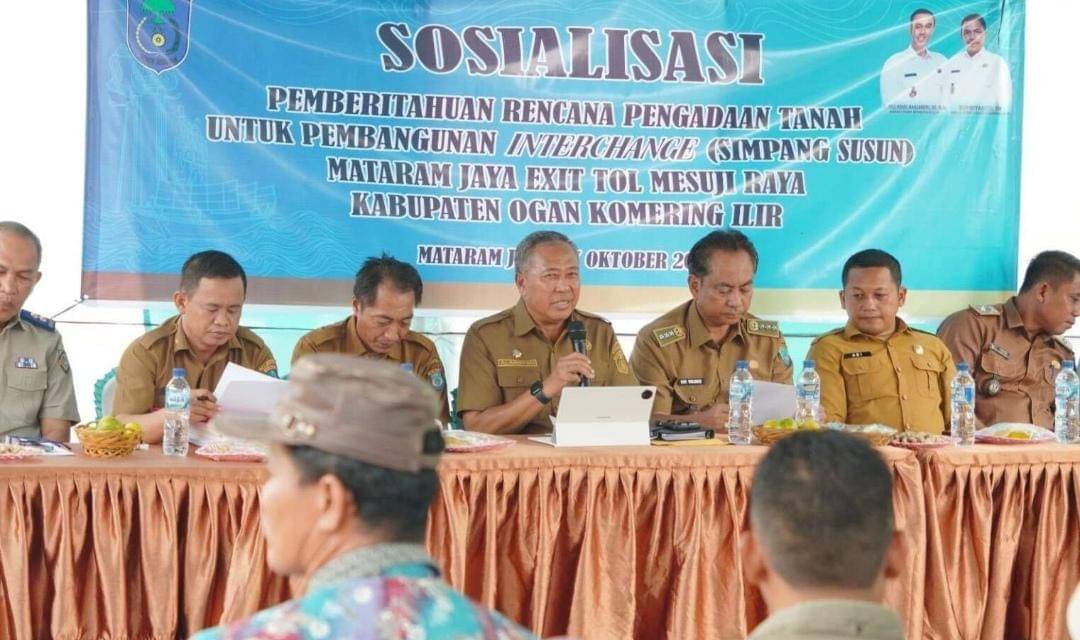 Petugas dari Pemkab OKI melakukan sosialisasi lahan warga Mataram Jaya yang terdampak pembangunan tol. (Dok. Pemkab OKI)