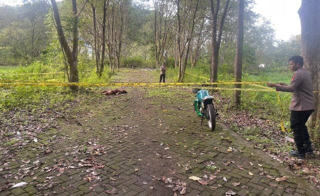 Polisi memasang garis polisi di lokasi korban ditemukan tewas bersimbah darah di kawasan penangkaran kupu-kupu Taman Wisata Alam (TWA) Bantimurung, Kabupaten Maros, Sulawesi Selatan, Kamis (30/10/2025)/Istimewa