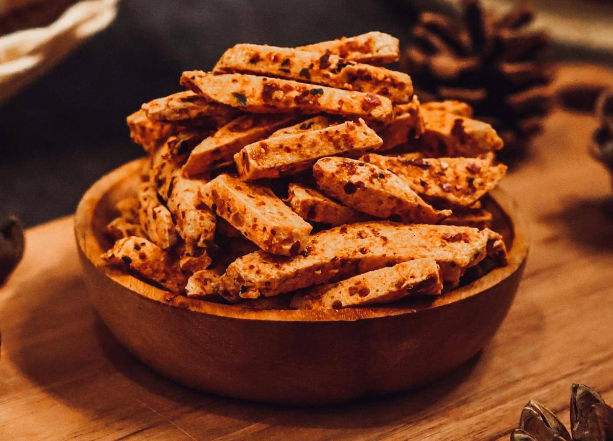 Basreng pedas dalam mangkuk kayu.