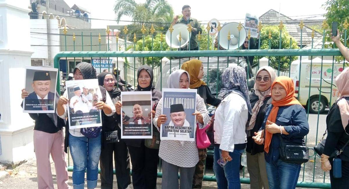 Masyarakat gelar aksi damai di luar ruang sidang PN Palembang (Dok. Tangkapan layar)