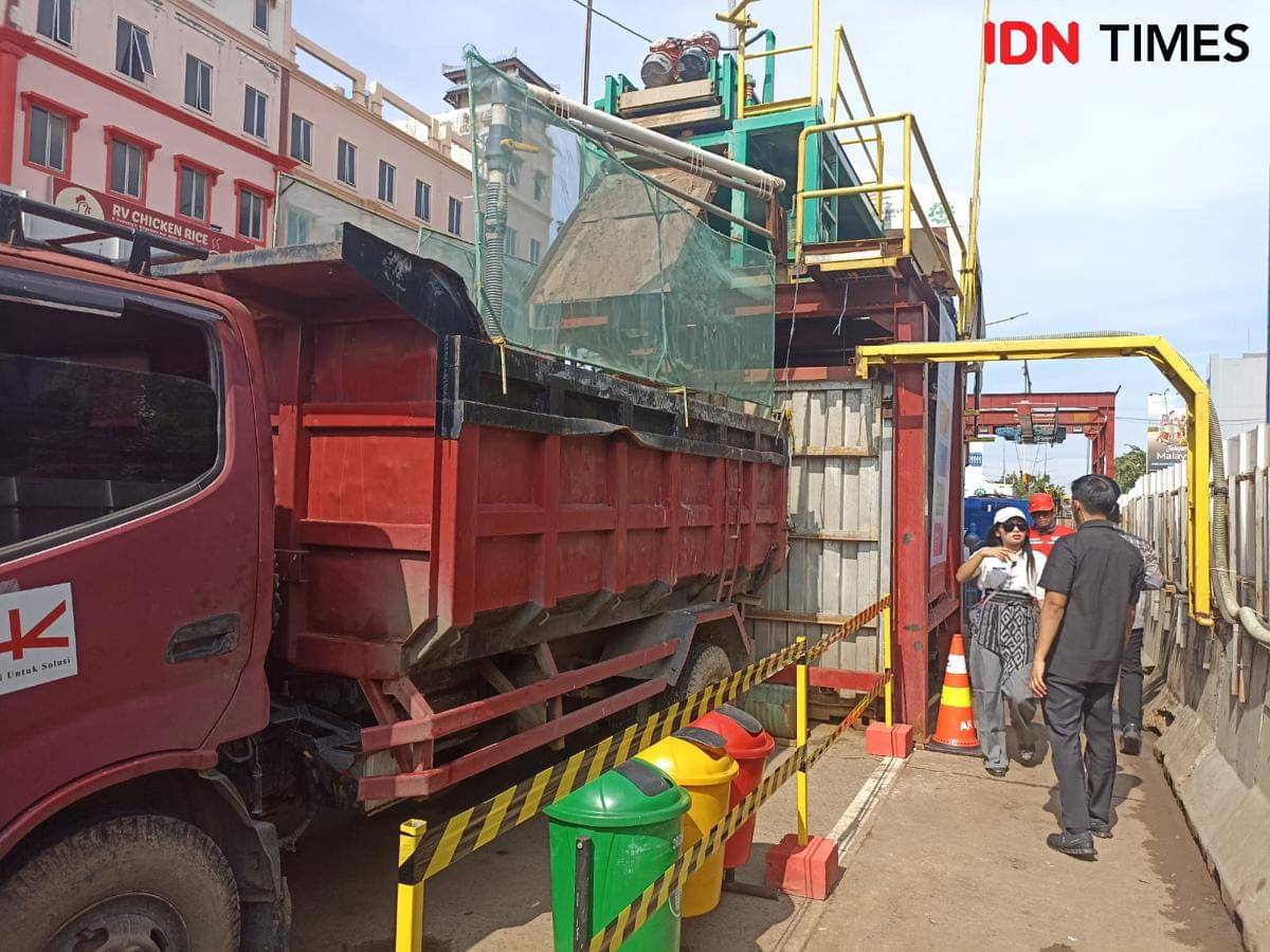 Gubernur DKI Jakarta, Pramono Anung meninjau proyek pembangunan Jakarta Sewerage Development Project (JSDP) Zona 1 Pluit, Pluit, Penjaringan, Jakarta Utara, pada Kamis (30/10). (IDN Times/Dini Suciatiningrum)