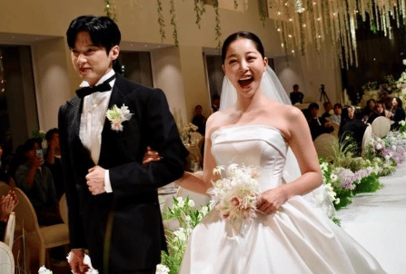 potret pernikahan Kim Ga Eun dan Yoon Sun Woo