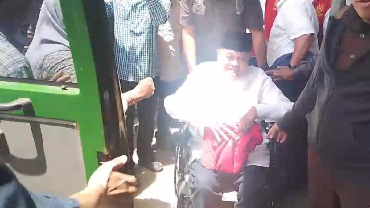 Eks Gubernur Sumsel Alex Noerdin usai keluar dari ruang sidang PN Palembang.