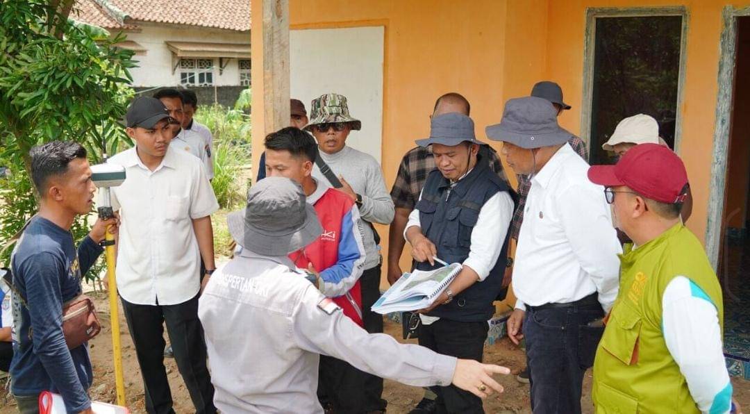 Petugas dari Pemkab OKI melakukan verifikasi lahan warga Mataram Jaya yang terdampak pembangunan tol.