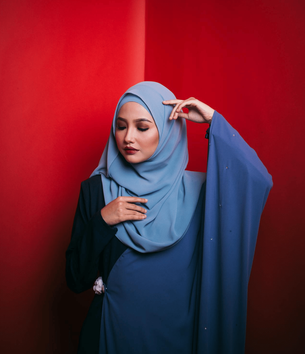 baju lebaran dark blue dipadukan dengan hijab teal blue