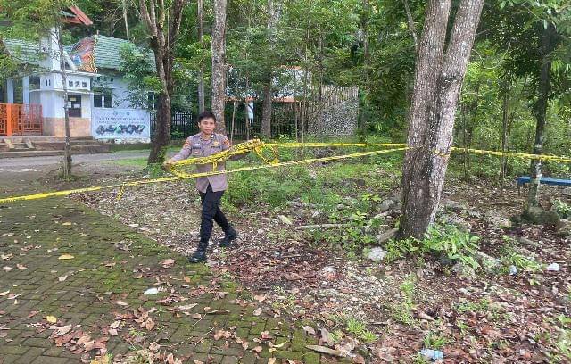 Polisi memasang garis polisi di lokasi korban ditemukan tewas bersimbah darah di kawasan penangkaran kupu-kupu Taman Wisata Alam (TWA) Bantimurung, Kabupaten Maros, Sulawesi Selatan, Kamis (30/10/2025)/Istimewa