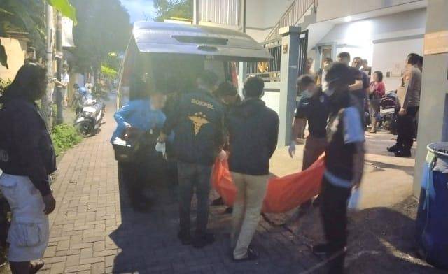 Polisi dan Tim Inafis saat evakuasi jenazah korban/Istimewa