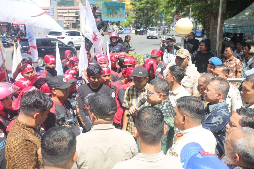 Wali Kota Makassar Munafri Arifuddin menemui perwakilan Federasi Serikat Pekerja Metal Indonesia (FSPMI) di halaman Balai Kota Makassar, Kamis (30/10/2025). (Dok. Humas Pemkot Makassar)