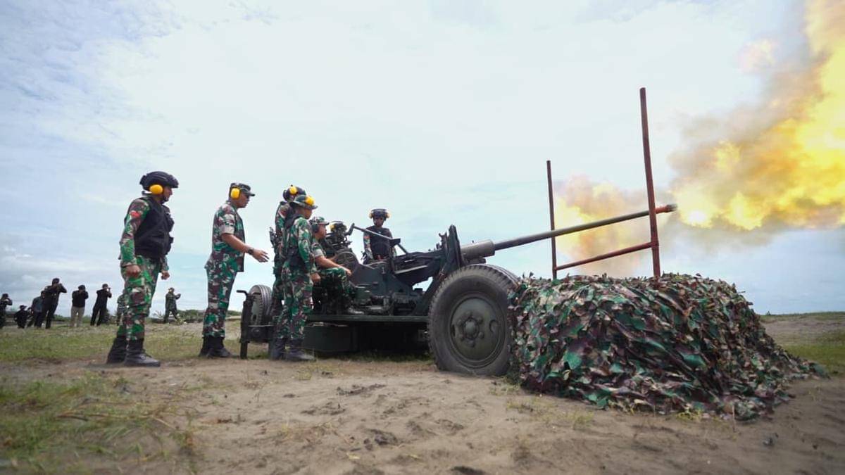Kepala Staf Angkatan Darat (KSAD) Jenderal TNI Maruli Simanjuntak meninjau langsung latihan menembak senjata berat artileri pertahanan udara (latbakjatrat Arhanud) terintegrasi (dok. Disepnad)