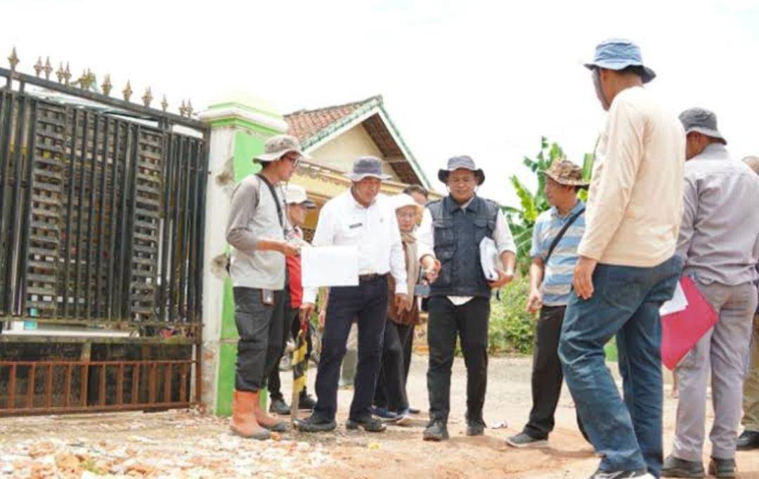 Petugas dari Pemkab OKI melakukan verifikasi lahan warga Mataram Jaya yang terdampak pembangunan tol. (Dok. Pemkab OKI)