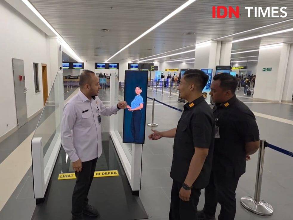 Kepala Kantor Imigrasi Kelas I Khusus TPI Tangerang, Galih Priya Kartika memantau corridor gate di Terminal 3 Bandara Soekarno-Hatta