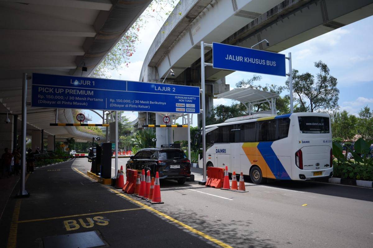 Kendaraan memasuki area Pick Up Premium di Terminal 2 Bandara Soekarno-Hatta