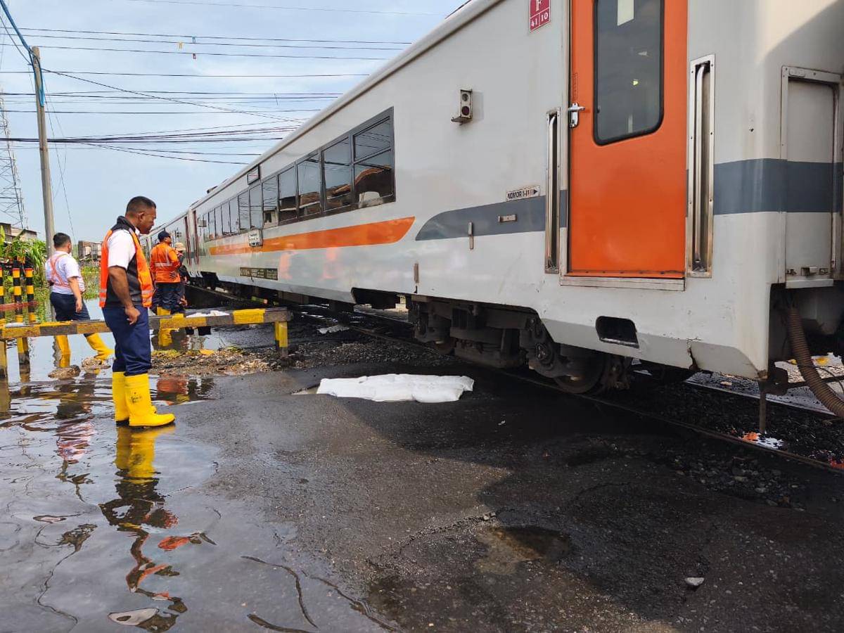Petugas PT KAI memantau kecepatan kereta api di jalur yang terendam banjir di Semarang. (Dok. KAI Daop 4 Semarang)
