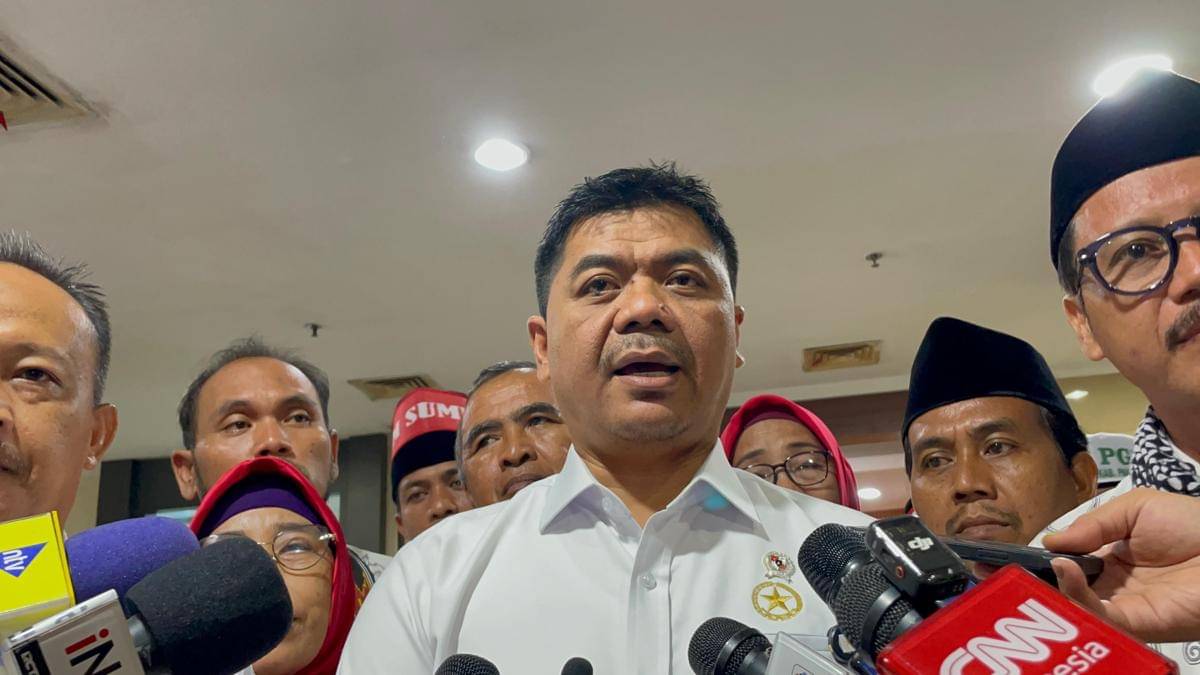 Wakil Menteri Sekretaris Negara, Juri Ardiantoro, menerima perwakilan guru madrasah yang berunjuk rasa hari ini (30/10/2025), di kawasan Patung Kuda, Jalan Medan Merdeka Barat, Jakarta Pusat 