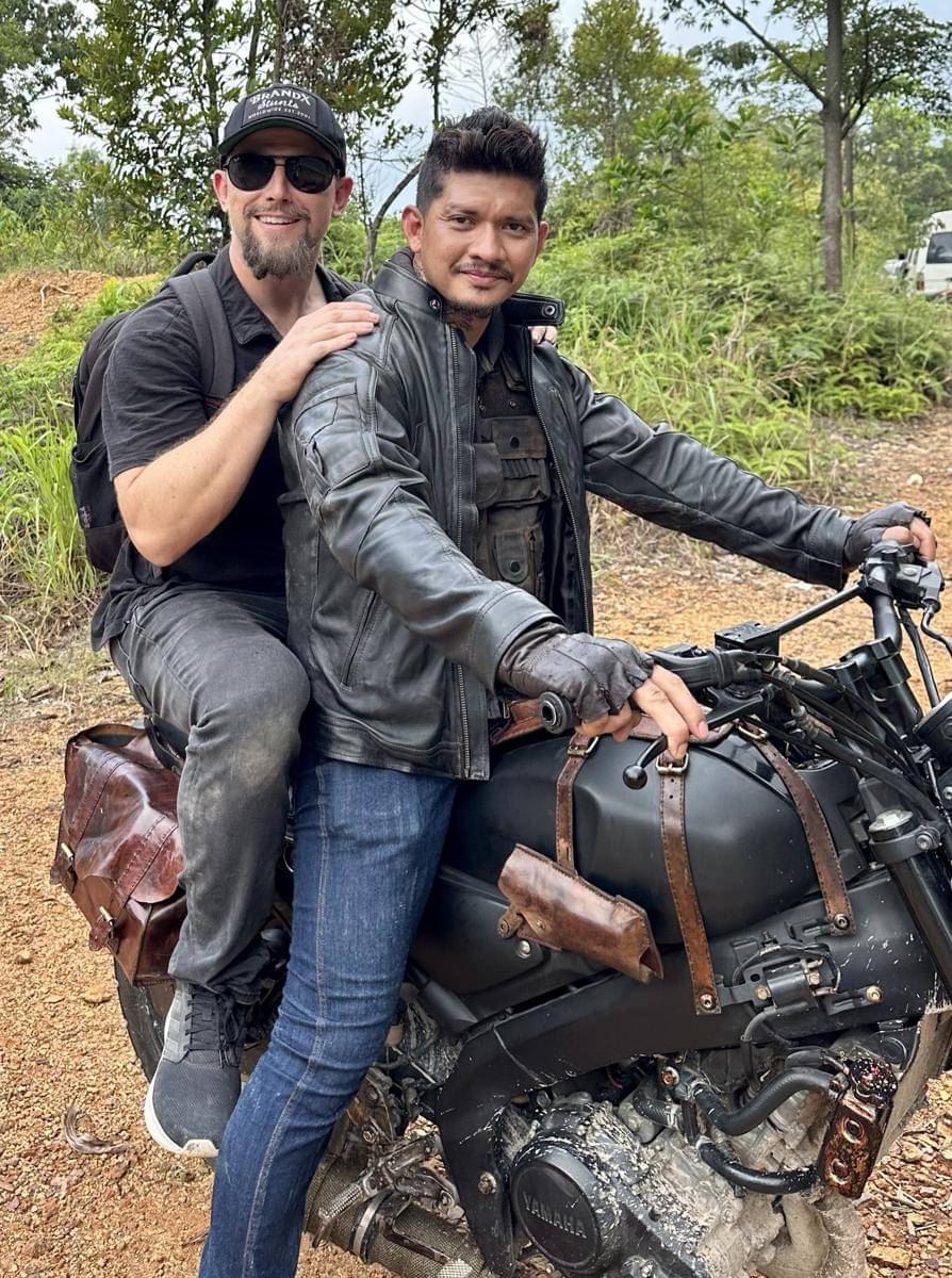 Liam O'Donnell dan Iko Uwais