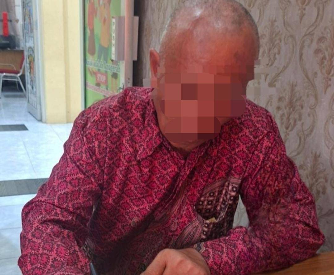 Tersangka KM ditahan atas tuduhan pelecehan seksual terhadap anak di bawah umur. (Dok. Polres Ogan Ilir)