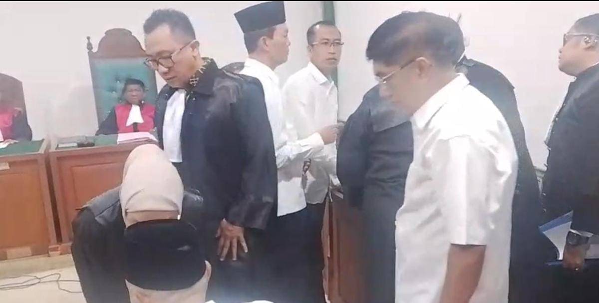 Kuasa hukum Tites sedang berbicara dengan terdakwa Alex Noerdin (Dok. Tangkapan layar)