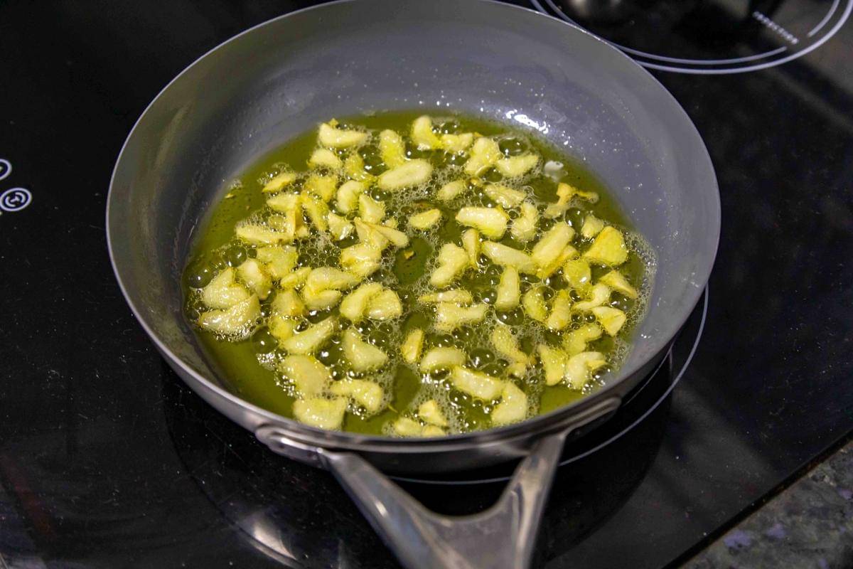 ilustrasi tumis bawang putih